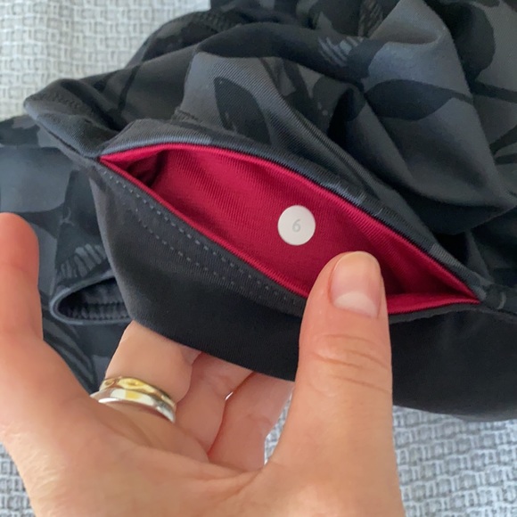 Capri lululemon sz 6 great low rise condition! - Picture 4 of 5